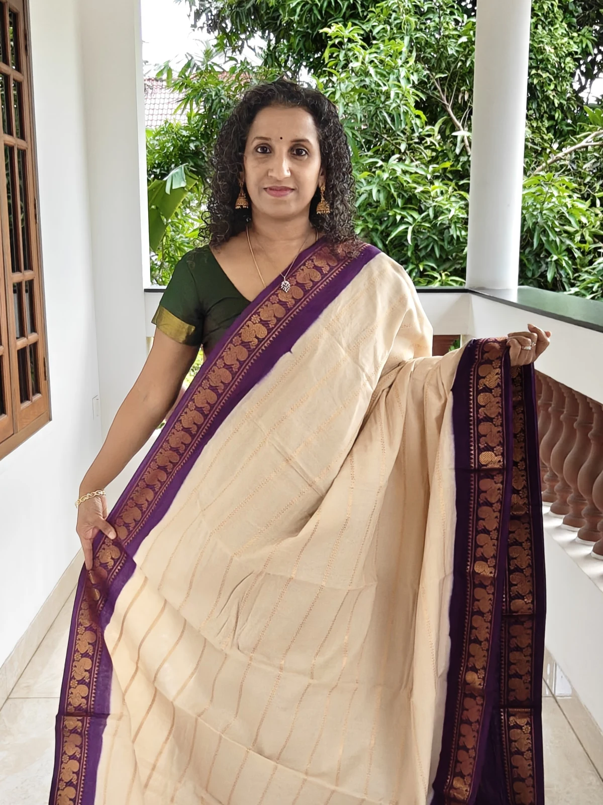 Dark Cream And Violet Madurai Sungudi Cotton Saree Psc067(1)
